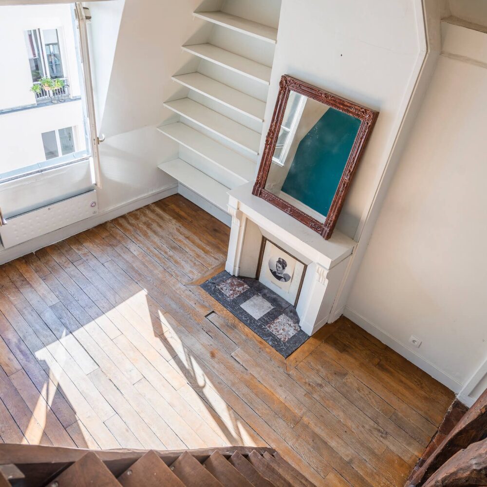 vue plongeante depuis la mezzanine d'un appartement en vente dans un hotel particulier du marais à Paris 3. 21juin.immo