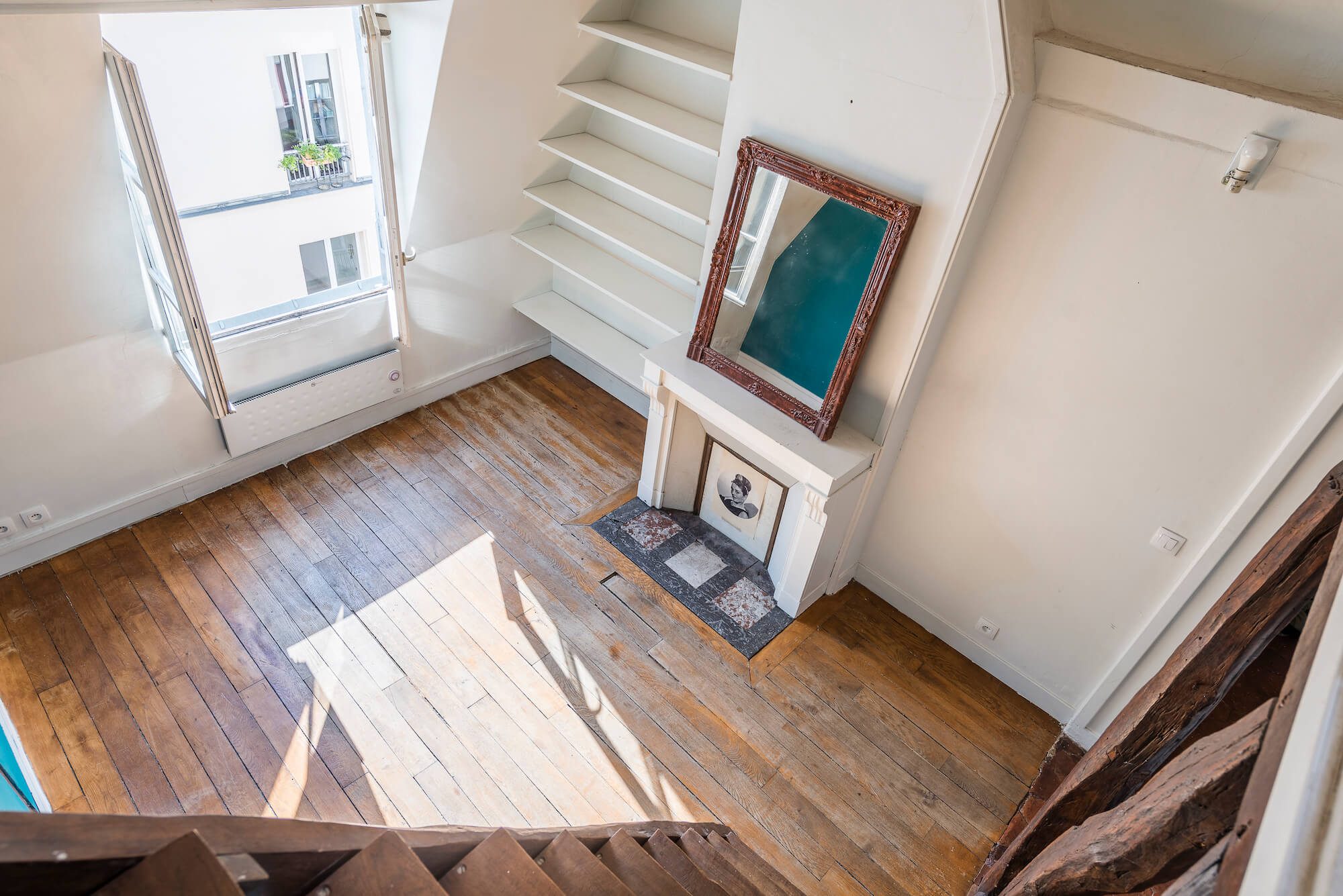 vue plongeante depuis la mezzanine d'un appartement en vente dans un hotel particulier du marais à Paris 3. 21juin.immo