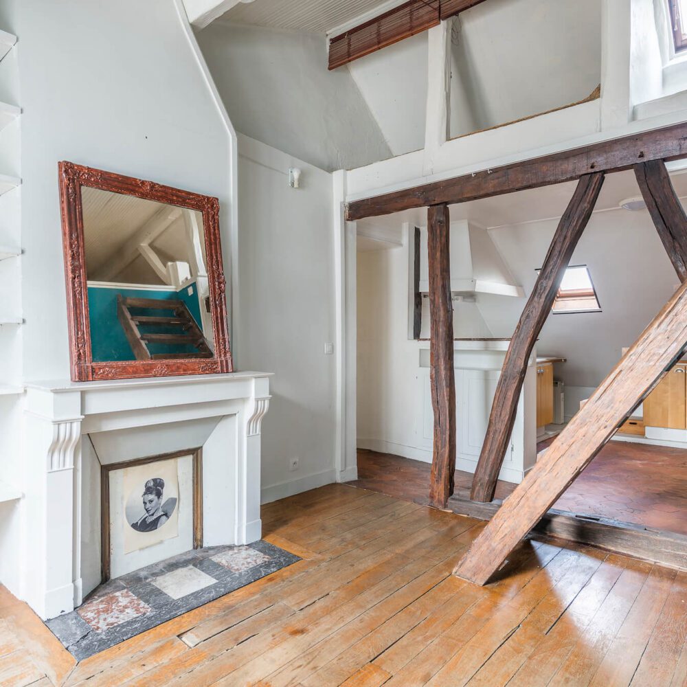 vue vers la cuisine de l'appartement en vente dans un hotel particulier. Métro temple, paris 3. Agence Immobilière 21JUIN