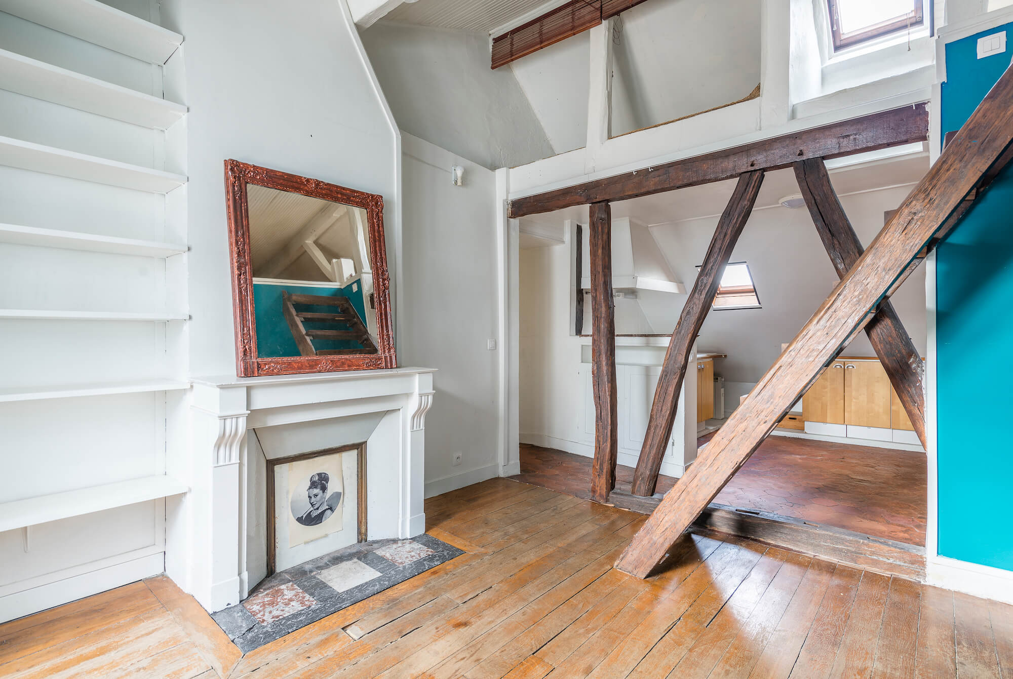 vue vers la cuisine de l'appartement en vente dans un hotel particulier. Métro temple, paris 3. Agence Immobilière 21JUIN