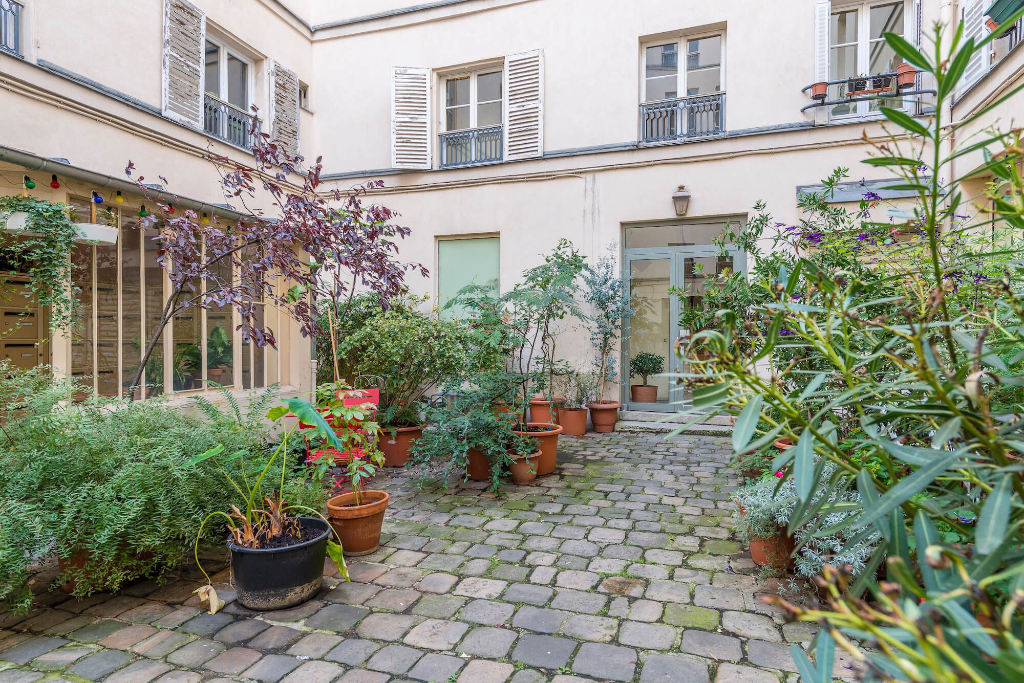 cour arborée de l'hotel particulier du marais à Paris 3. Vente de l'apparetement par l'agence immobilière 21JUIN