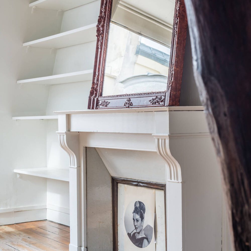 détail de la cheminée d'un appartement en vente dans un hotel particulier du Marais à Paris 3. 21juin.immo