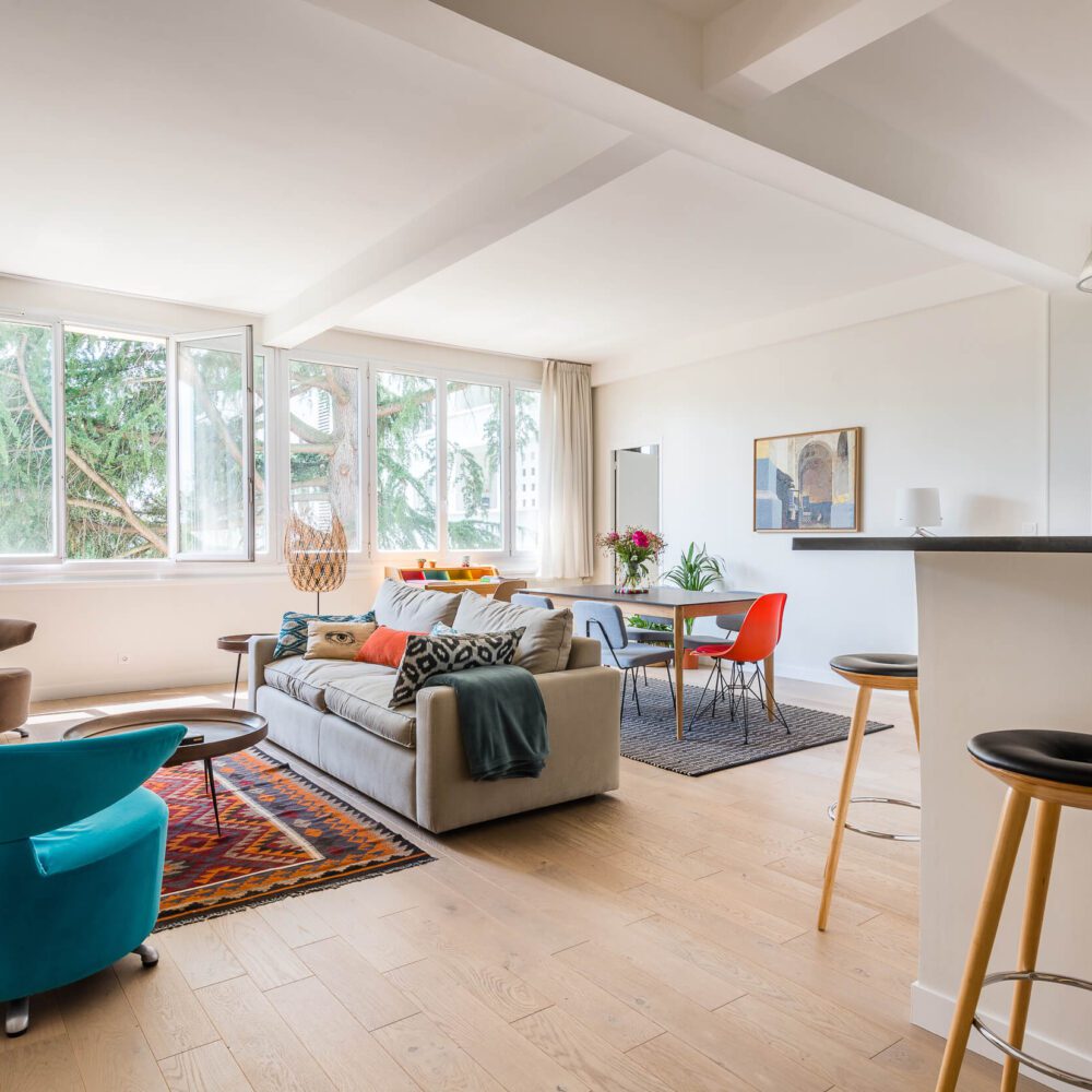 vue large du double séjour d'un loft industriel des annees 1930 en vente à issy les moulineaux. 21juin.immo, Patrice JUIN