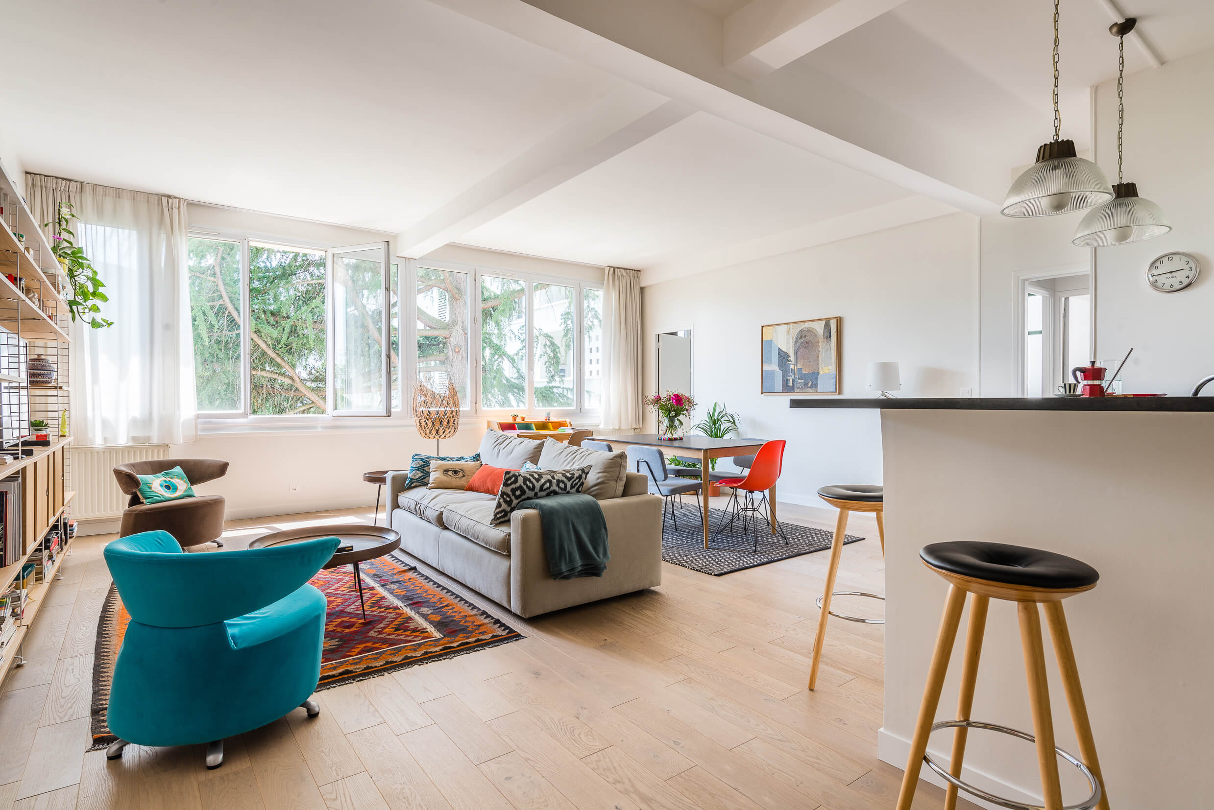 vue large du double séjour d'un loft industriel des annees 1930 en vente à issy les moulineaux. 21juin.immo, Patrice JUIN