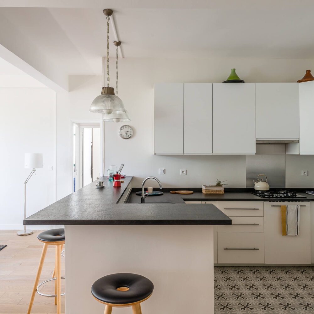 Détail du bar dans le loft en vente à issy les moulineaux dans une ancienne usine des annees 1930. Immobiliere 21juin