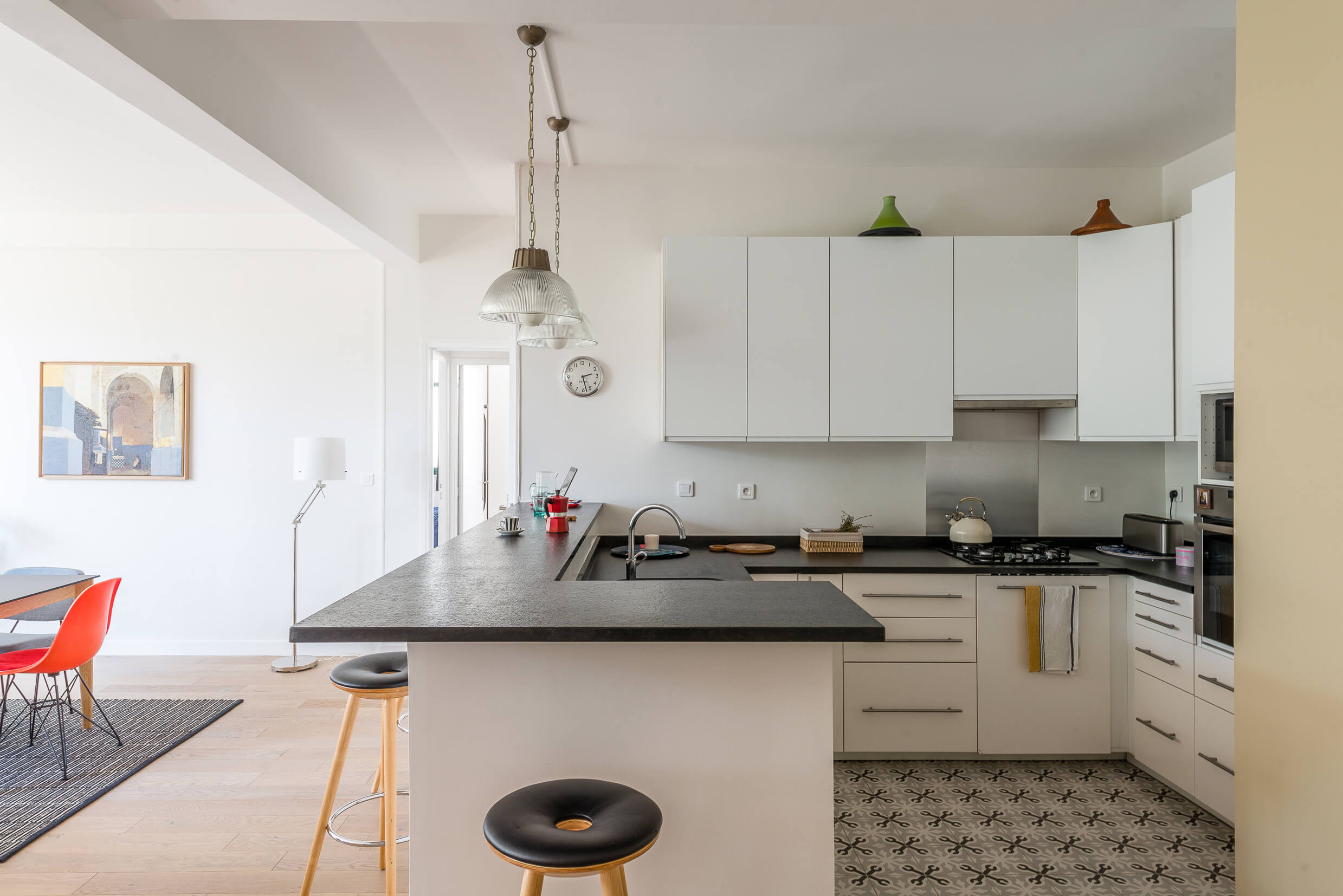 Détail du bar dans le loft en vente à issy les moulineaux dans une ancienne usine des annees 1930. Immobiliere 21juin
