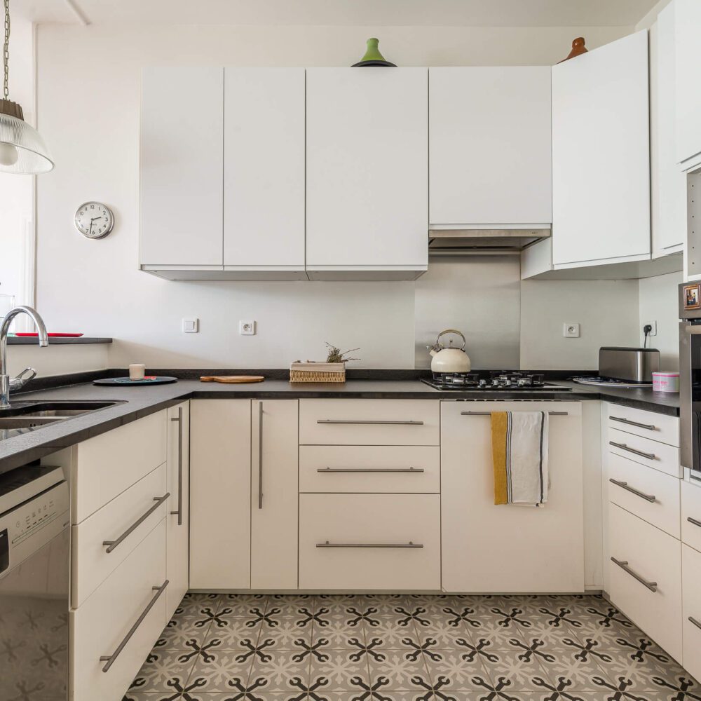 cuisine réaménagée du loft en vente à issy les moulineaux. Immeuble art déco et ancienne usine rréhabilité en 2000. Agence Immobilière 21juin