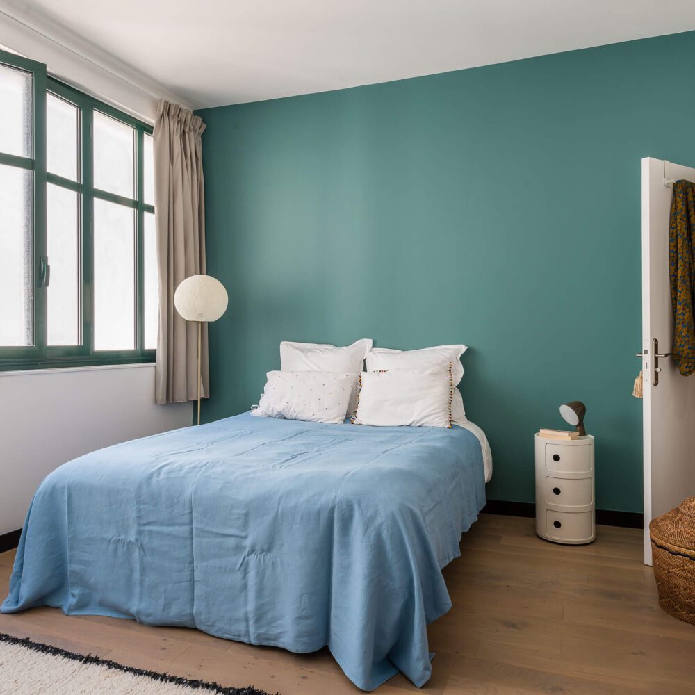 chambre parental dans un appartement loft d'un immeuble des années 1930. C'est une ancienne usine et atelier réhabilité à Issy les moulineaux. 21juin.immo