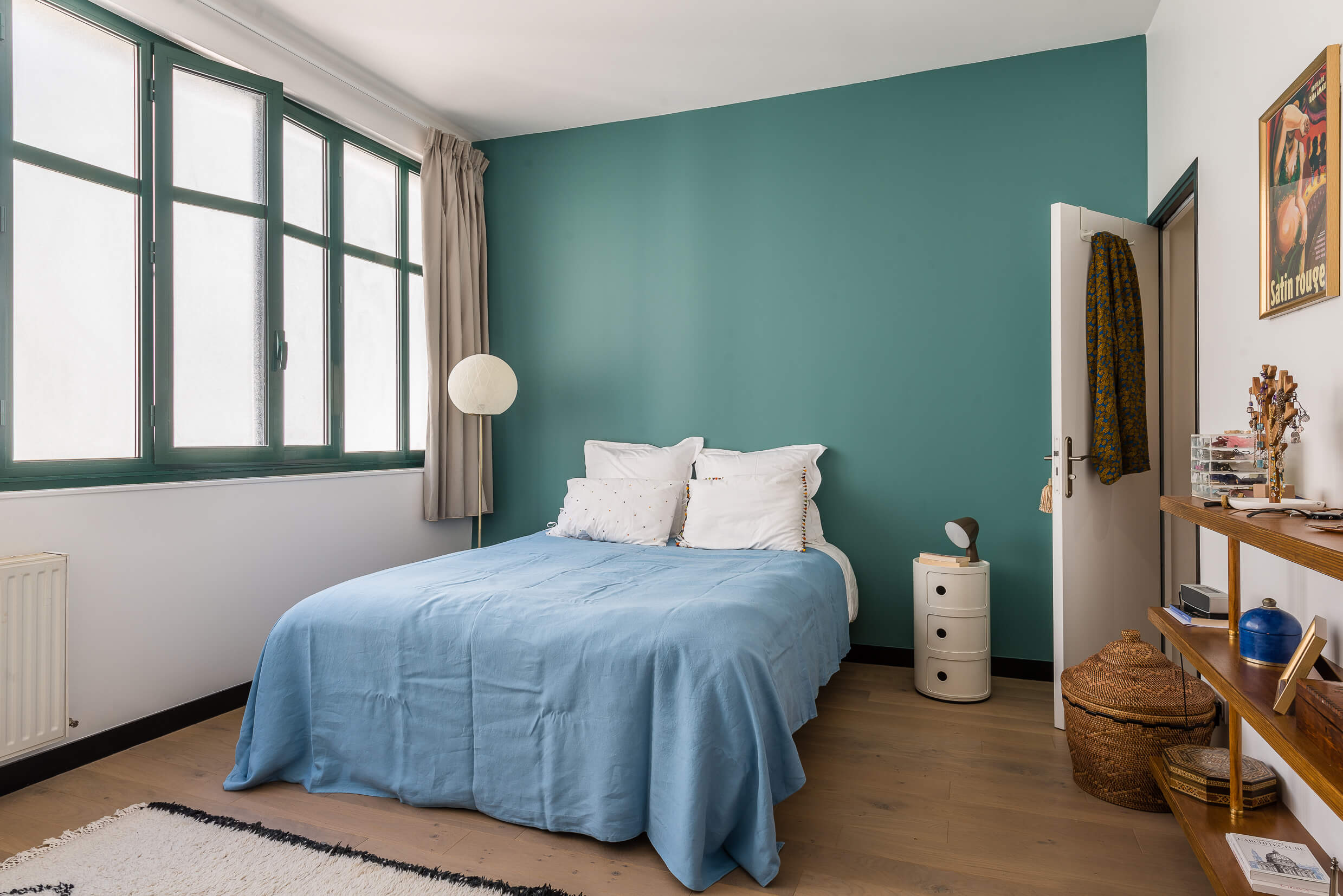chambre parental dans un appartement loft d'un immeuble des années 1930. C'est une ancienne usine et atelier réhabilité à Issy les moulineaux. 21juin.immo