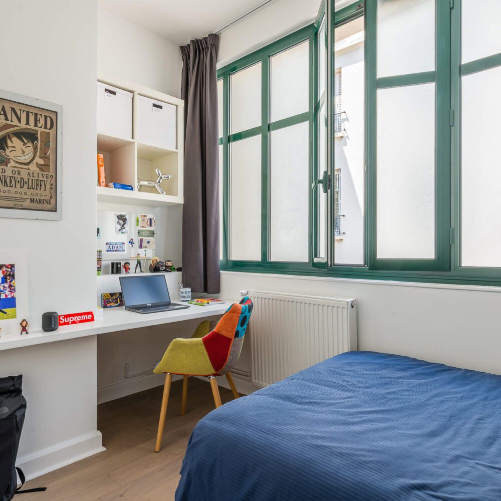 Deuxième chambre du loft appartement situé à issy les moulineaux et en vente par l'agence 21juin.immo