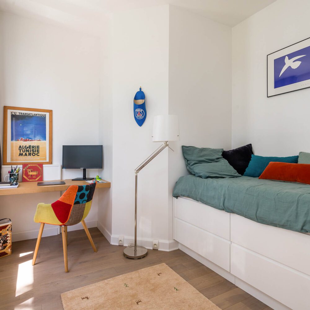 bureau ou chambre d'ami dans un loft. Appartement d'un immeuble industriel des années 1930. Immobilière 21juin