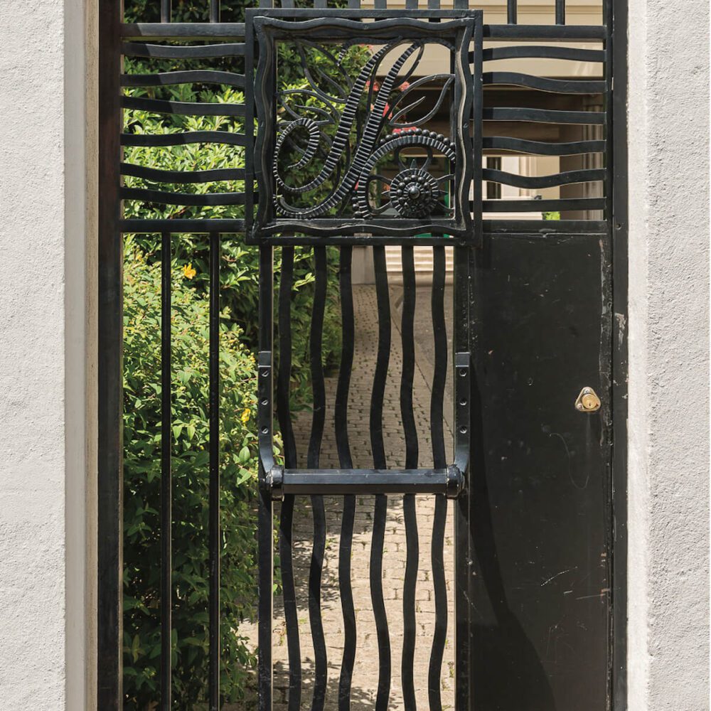 détail architectural du portail d'entrée d'un immeuble industriel des années 1930. Anciens ateliers et usine réhabilité en 2000. Immobilière 21juin