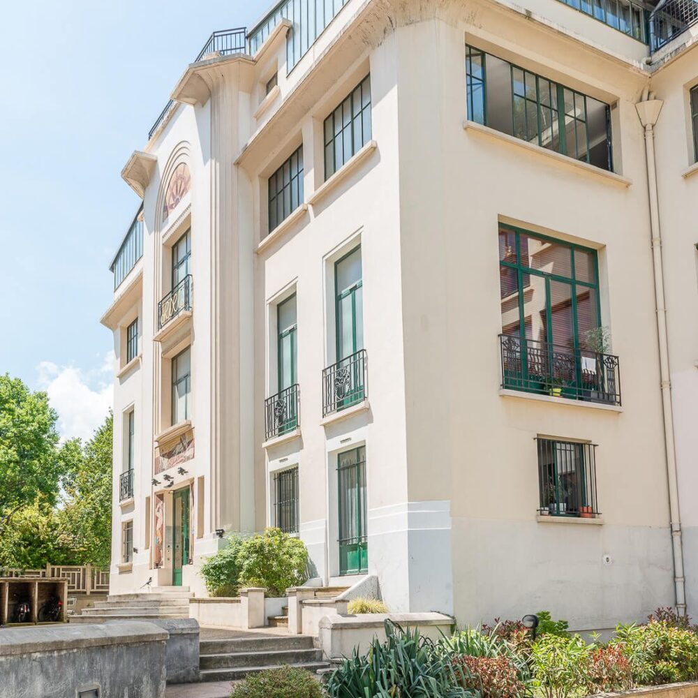 facade d'une ancienne usine des années 1930 réhabilité en appartement. 21juin.immo y vend un loft.