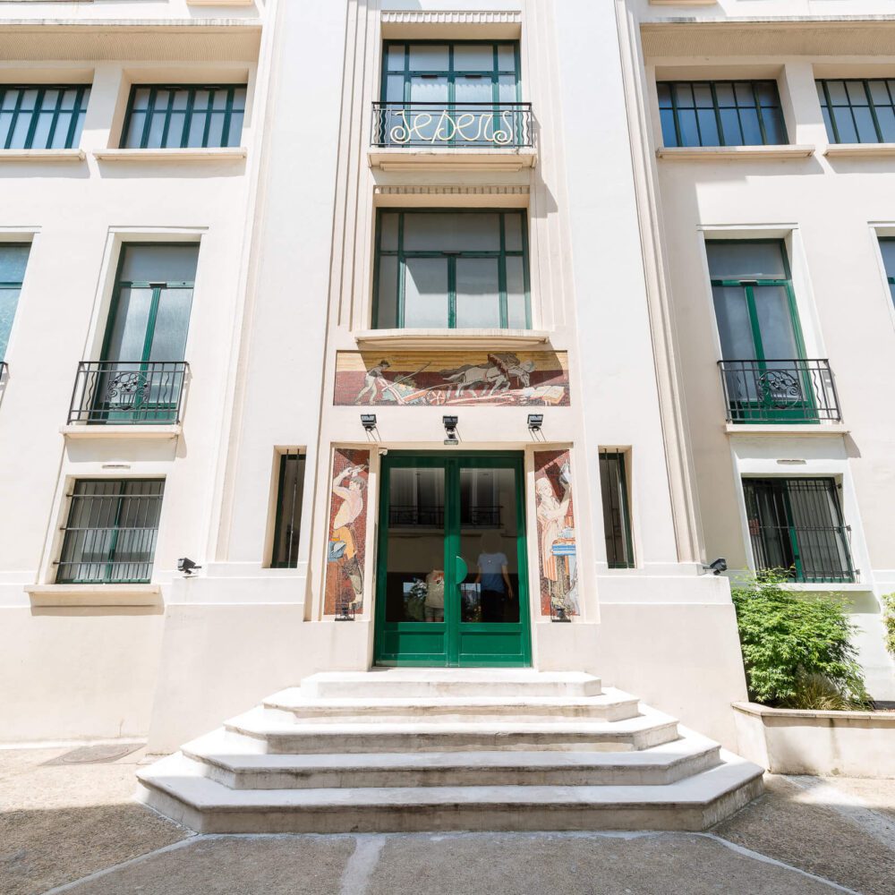 détail du péron d'entrée du bâtiment centrale de cette ancienne usine réhabilité en apparetement à issy les moulineaux. 21juin.immo