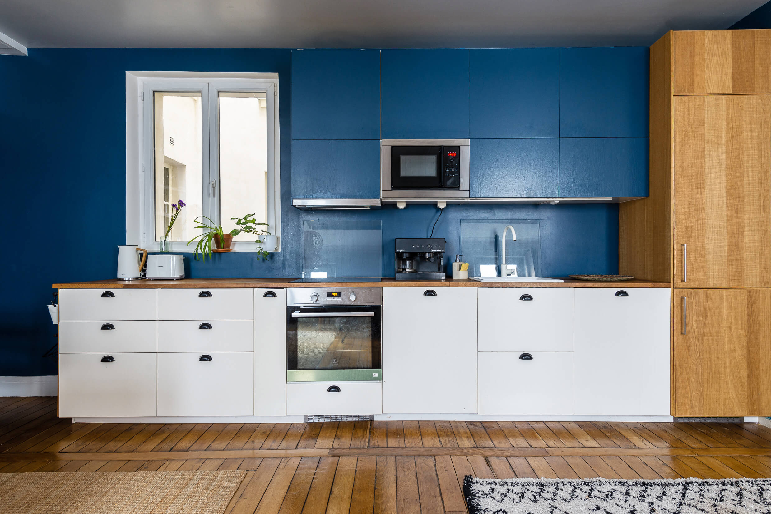 la cuisine ouverte sur le salon et la salle à manger. Repensée par une architecte d'intérieur lors de la rénovation de l'appartement du canal saint martin à vendre. 21juin.immo