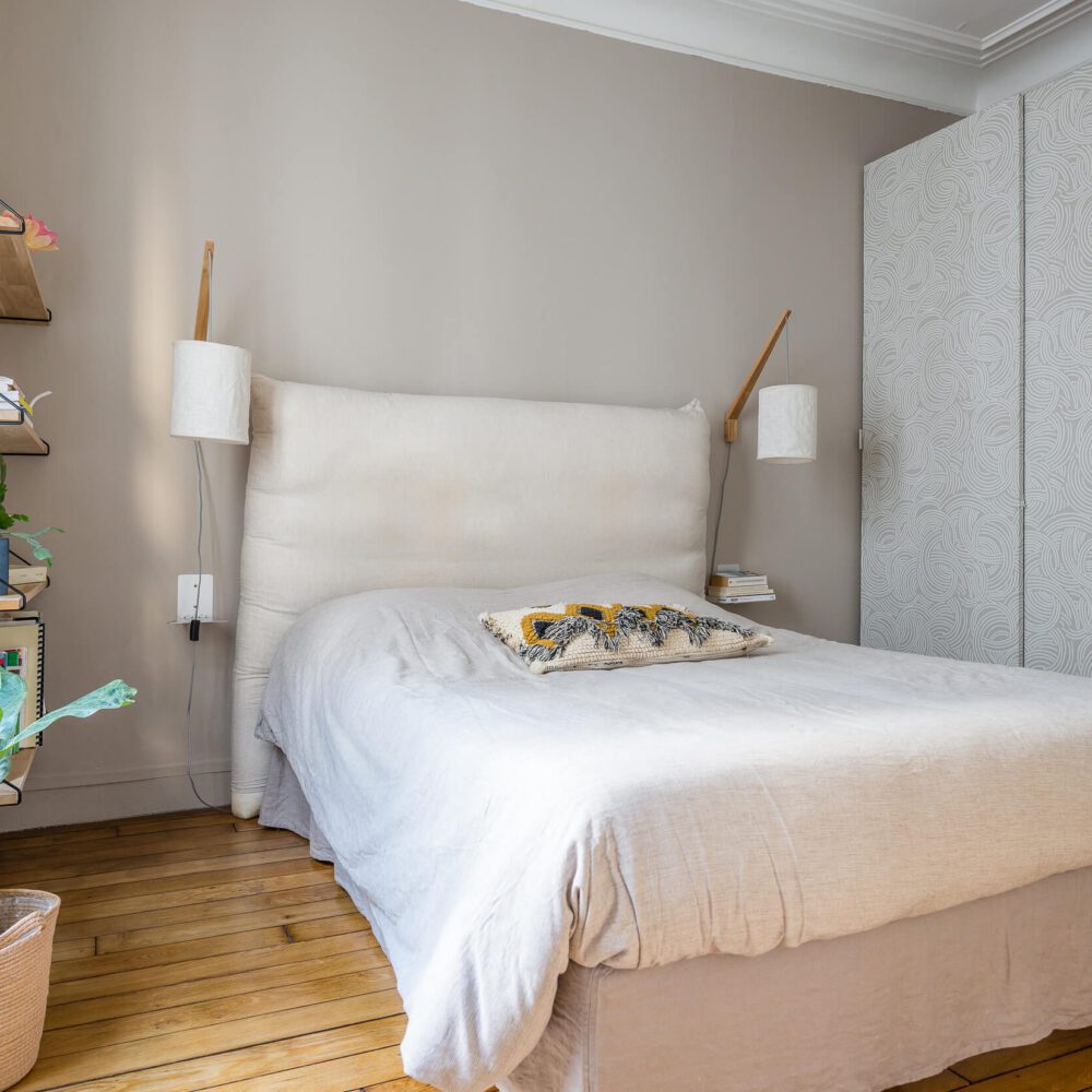 comme un nid, la belle chambre lumineuse et calme d'un appartement en vente près du canal saint-martin. Immobiliere 21juin.