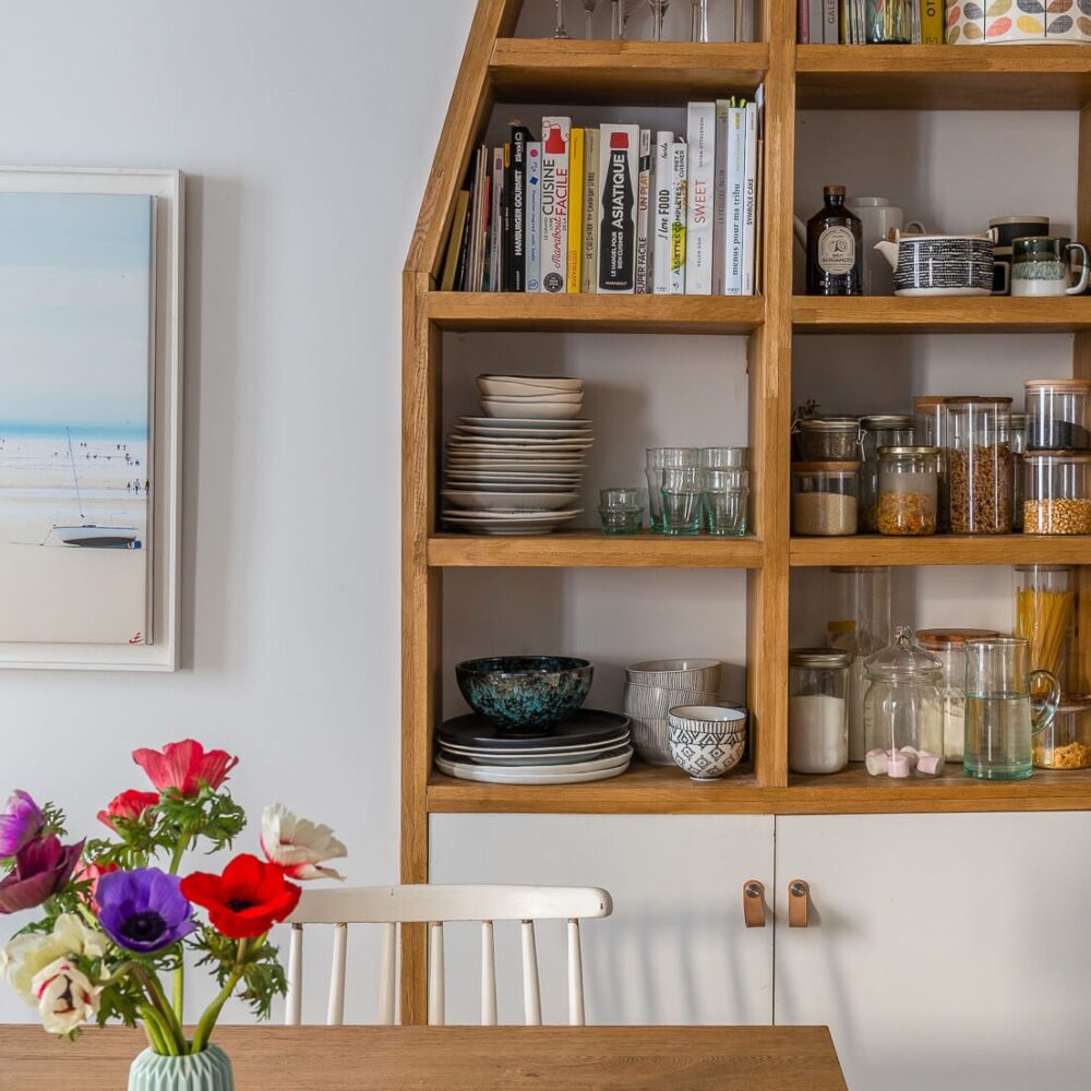 Détail sur la bibliohèque sur mesure d'un appartement en vente près du canal saint martin par l'agence immobilier 21juin