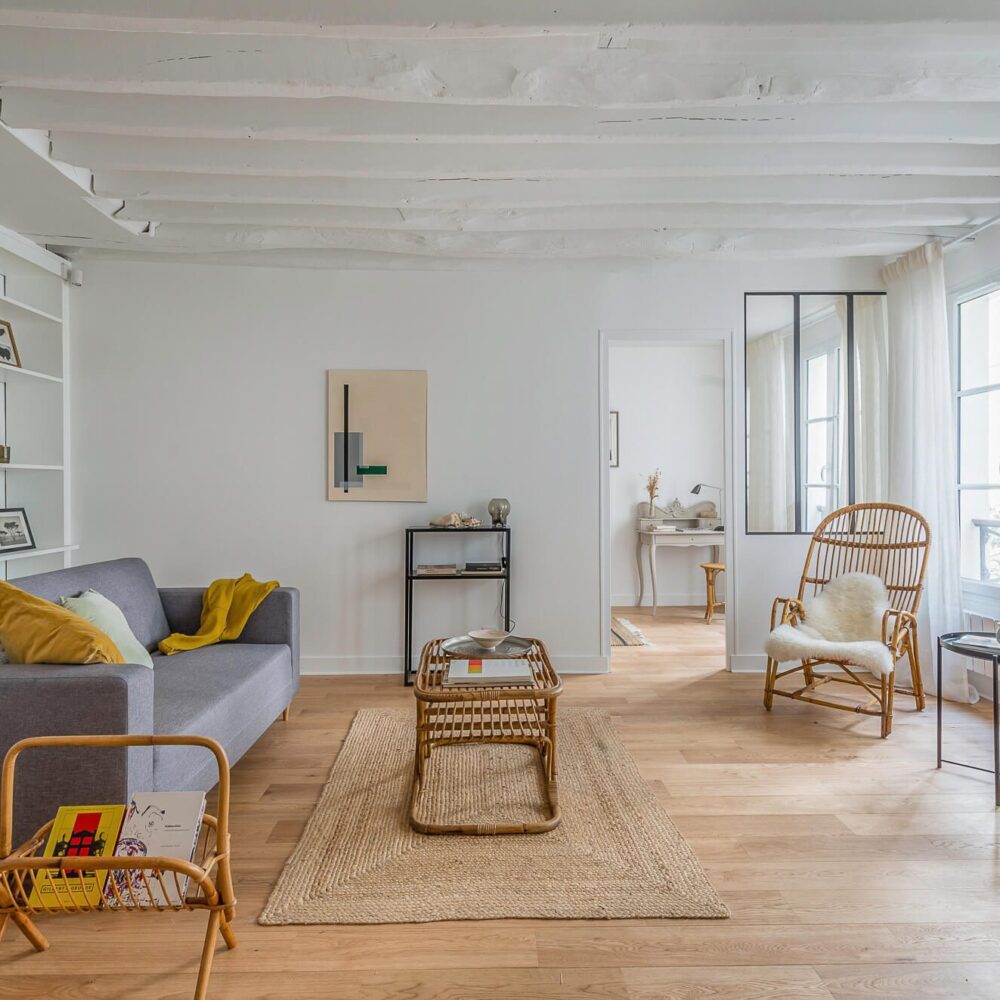 Paris, dans le marais historique vente d'un appartement. Vue du salon. Immobilière 21juin