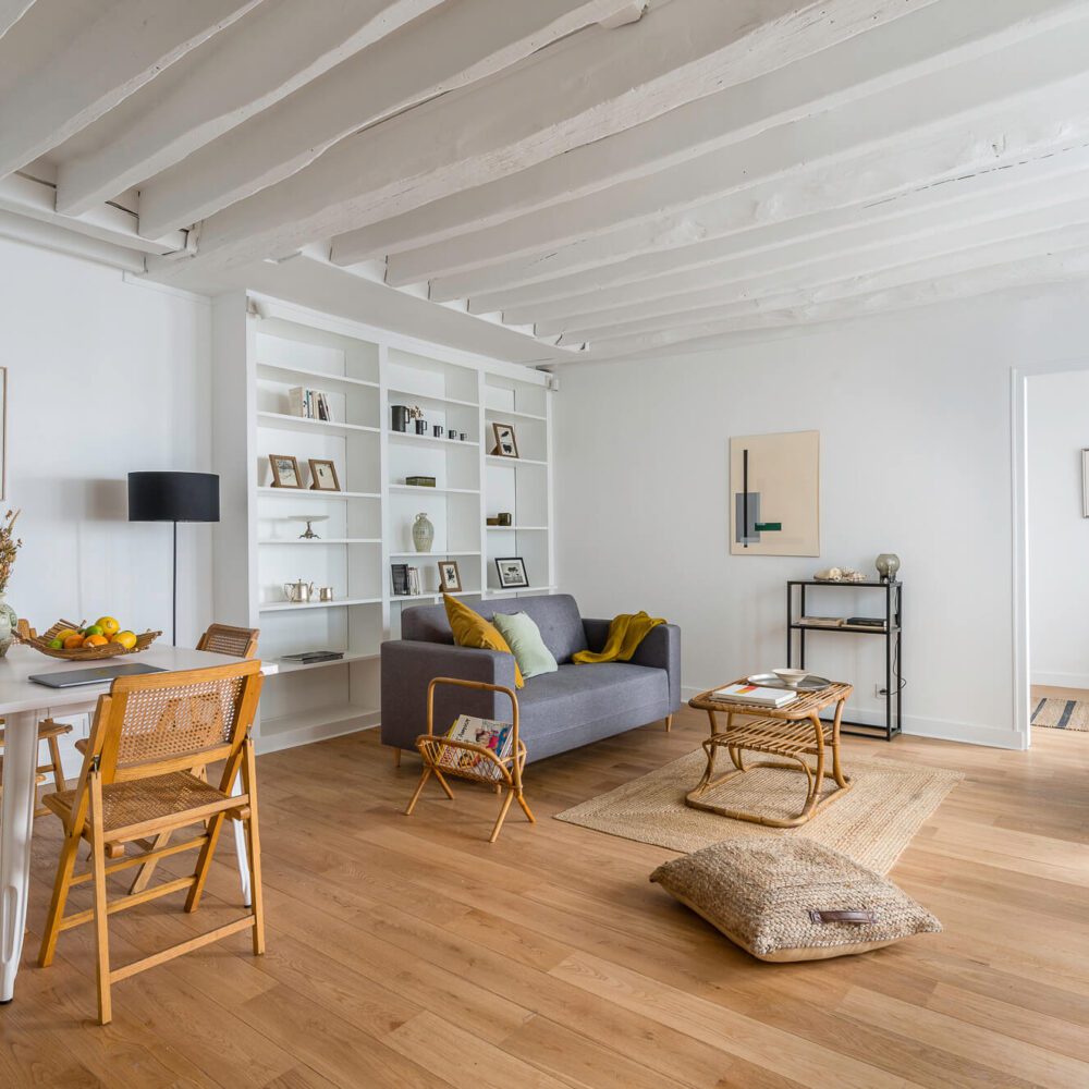 Paris, dans le marais historique vente d'un appartement. Vue du salon. Immobilière 21juin