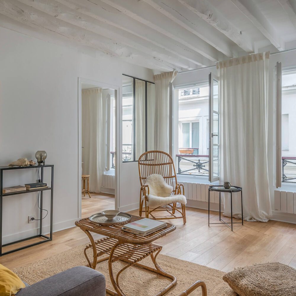 Paris, dans le marais historique vente d'un appartement. Vue du salon. Immobilière 21juin