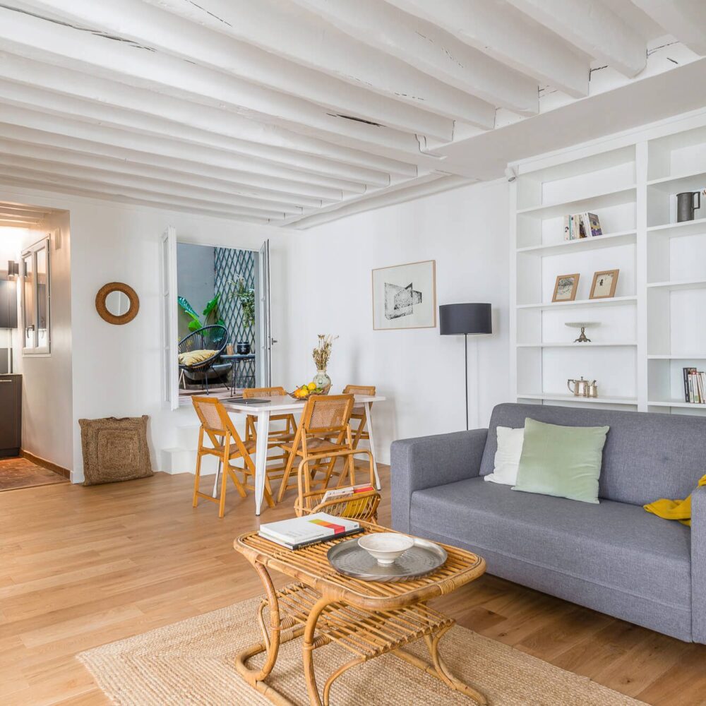 Paris, dans le marais historique vente d'un appartement. Vue générale vers l'extérieur. Immobilière 21juin