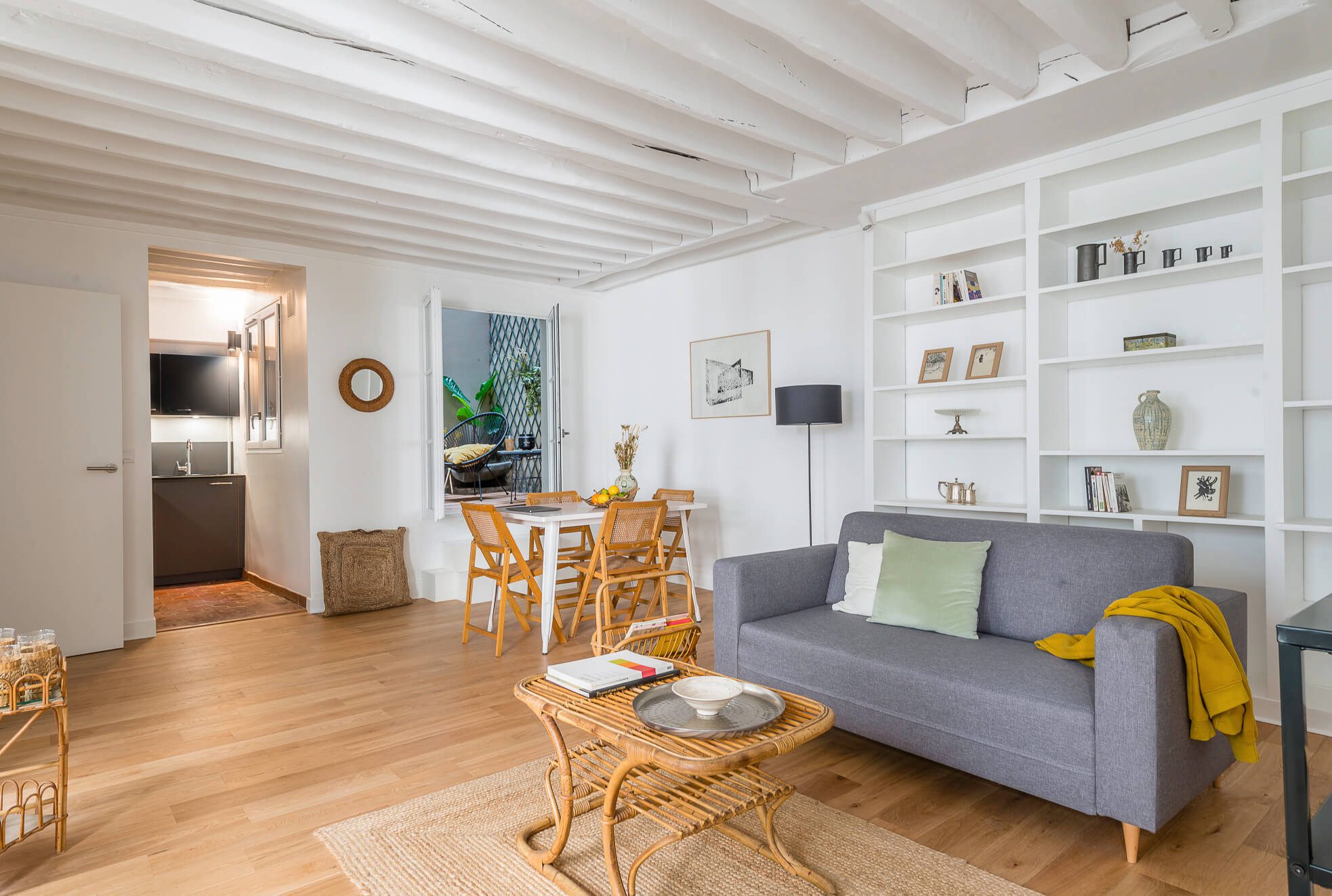 Paris, dans le marais historique vente d'un appartement. Vue générale vers l'extérieur. Immobilière 21juin