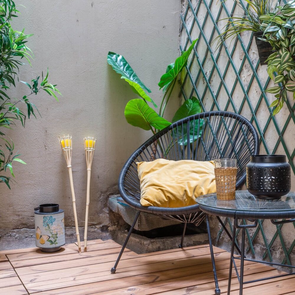 Paris, dans le marais historique vente d'un appartement. Vue de la terrasse. Immobilière 21juin