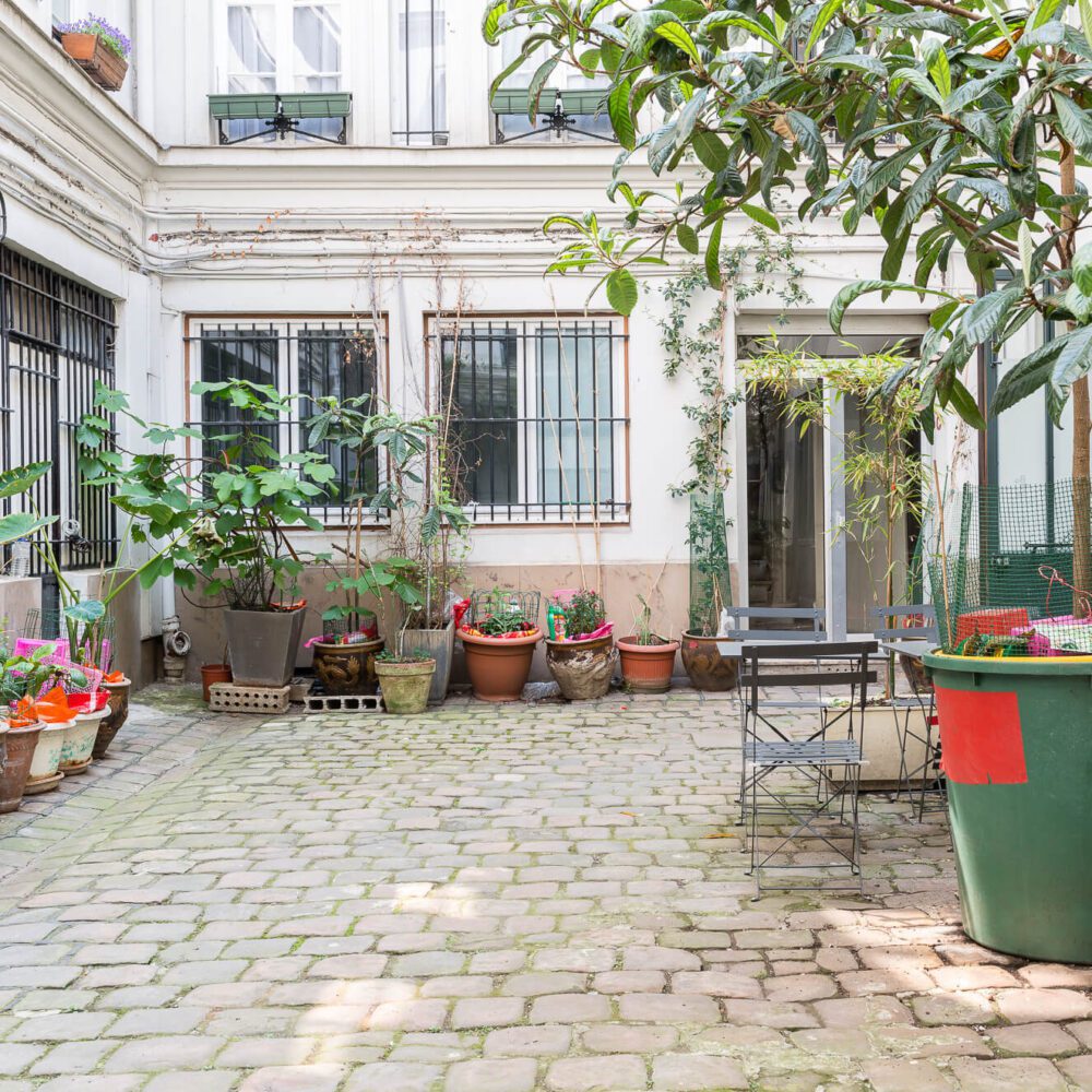 Paris, dans le marais historique vente d'un appartement. Cour de l'immeuble. 21juin.immo