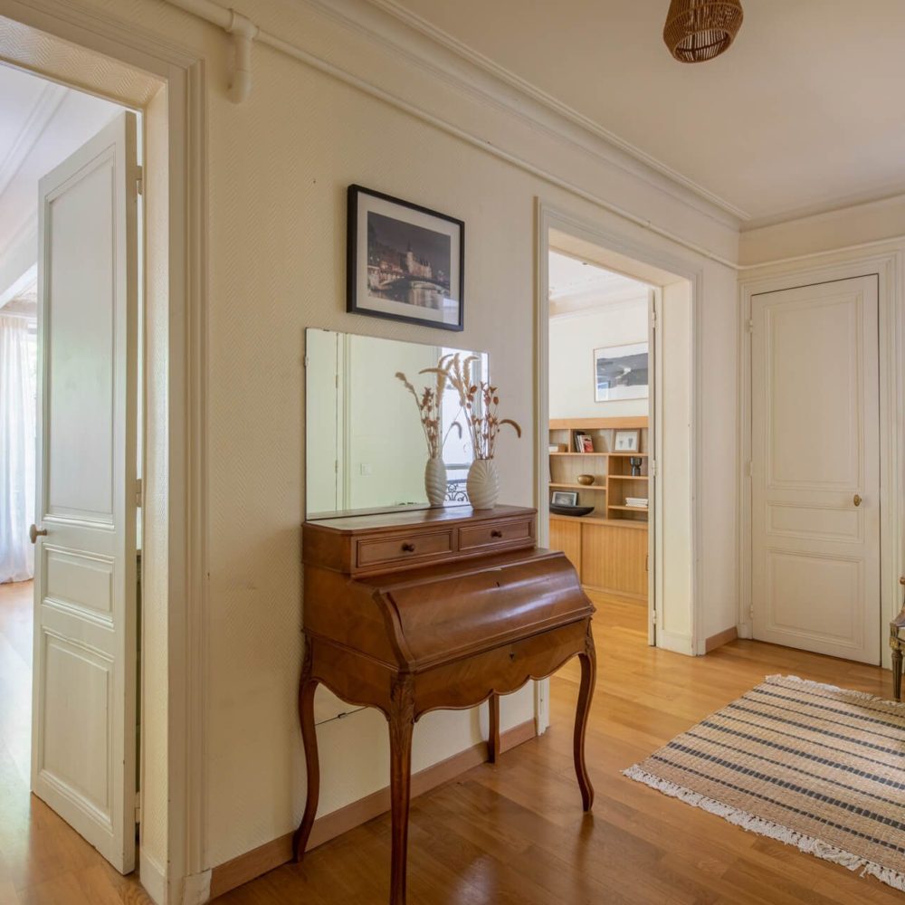 Large entrée de l'appartement en vente près de la Gare de Lyon, paris 12eme.