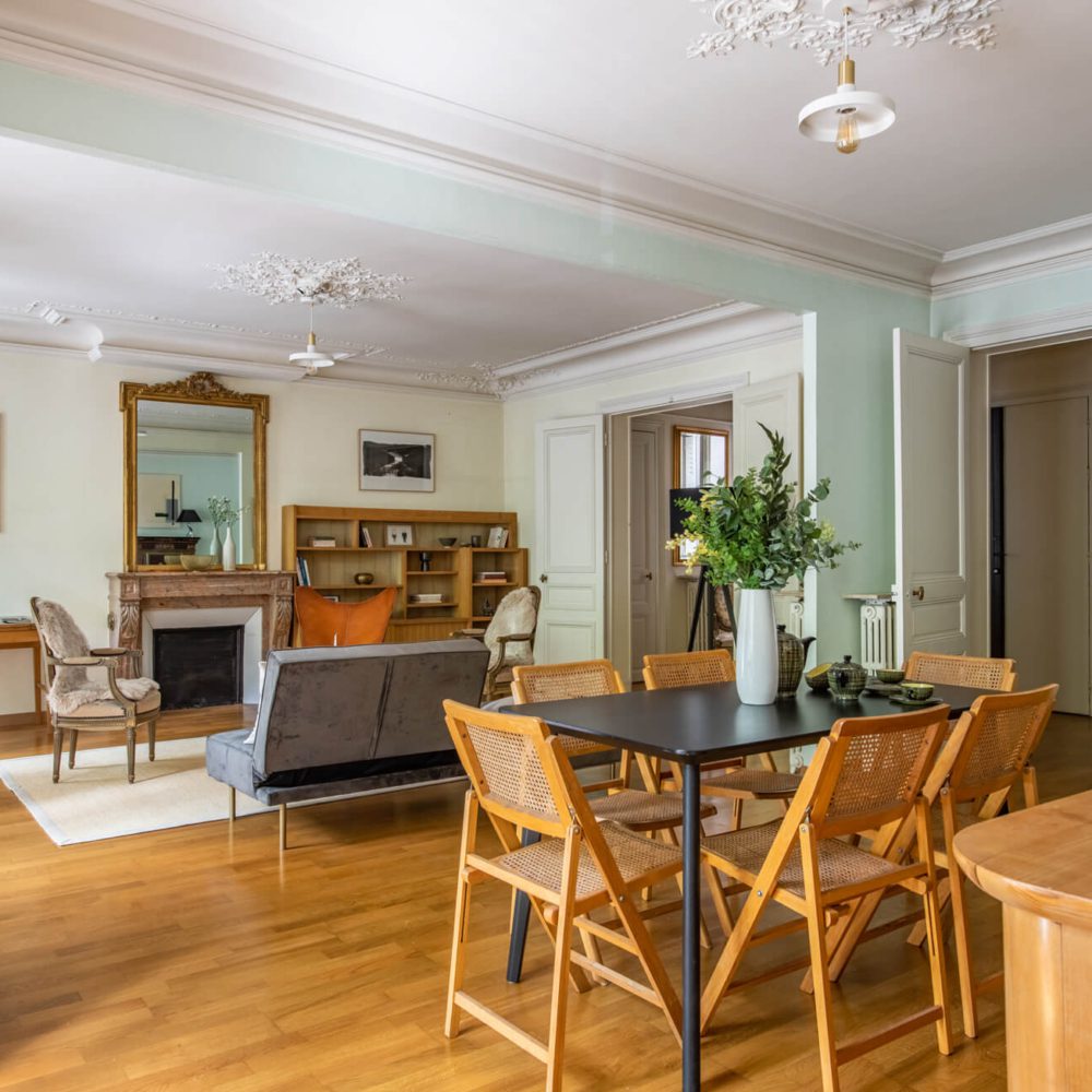 Le double séjour vue depuis l'une des chambres de l'appartement en vente rue de Lyon 75012. Immobilière 21 jUIN