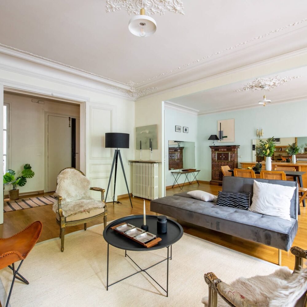 Le salon de la vente de l'appartement. Vue vers l'entrée et la salle à manger. 21juin.immo