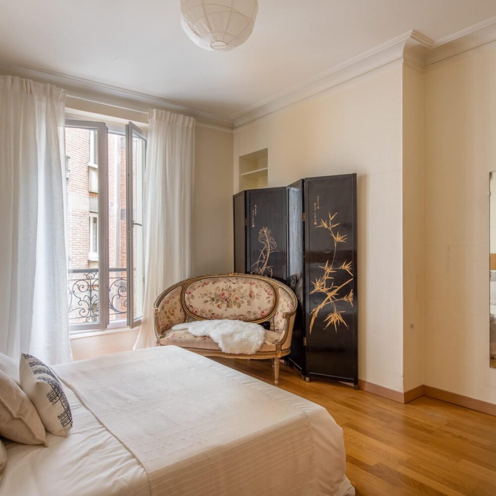 Calme chambre de l'appartement à Paris 12. Vente de l'agence immobiliere 21juin.