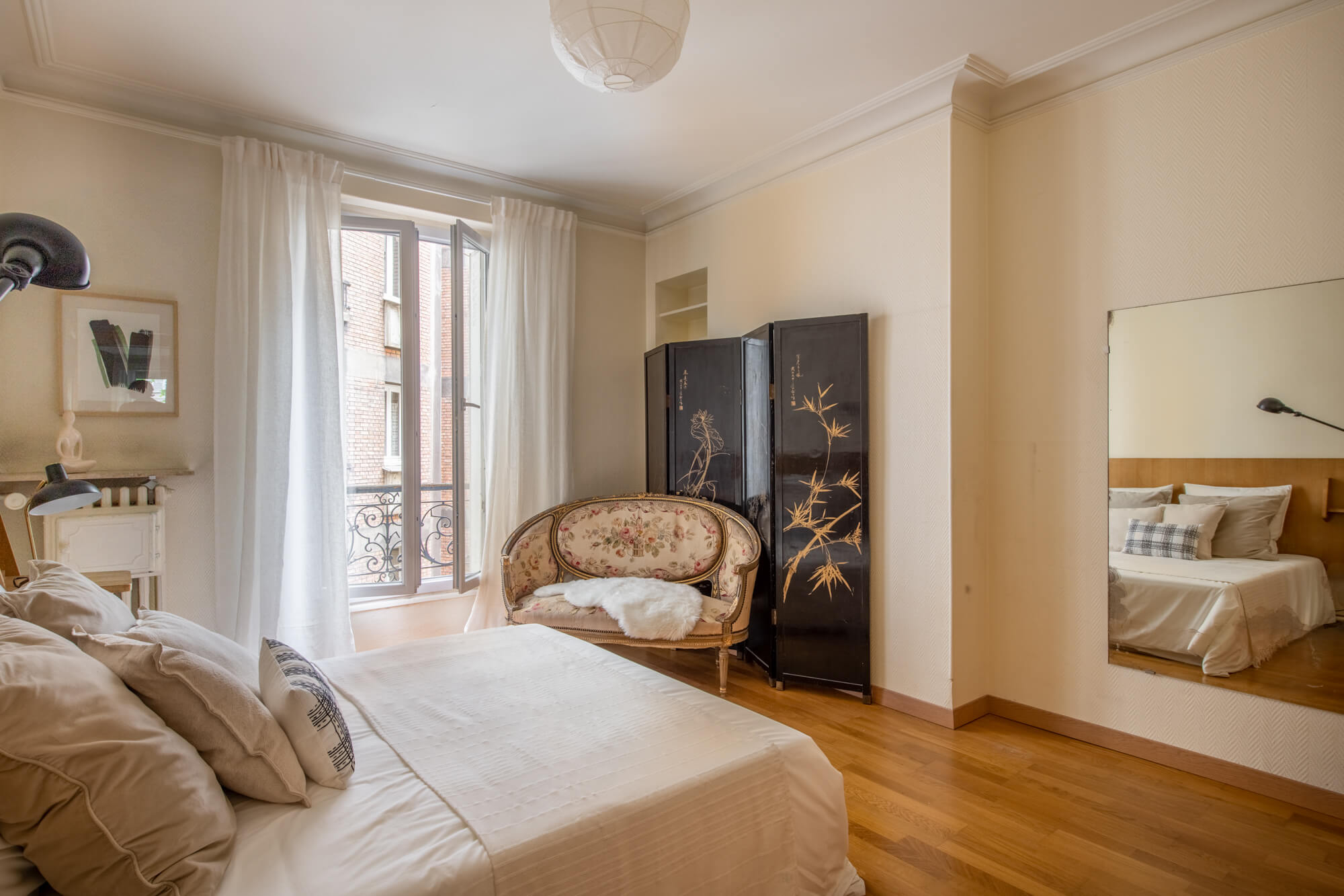 Calme chambre de l'appartement à Paris 12. Vente de l'agence immobiliere 21juin.