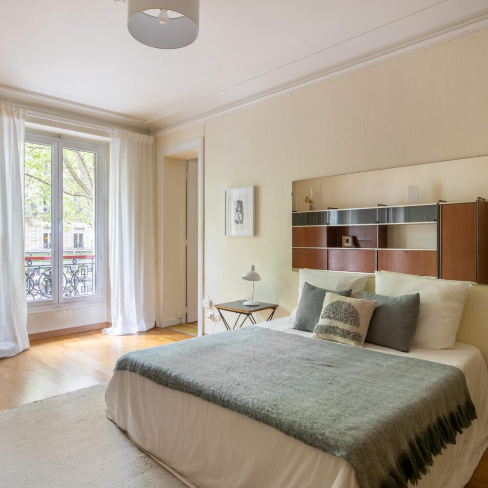 Une seconde vue de la chambre en direction du salon. Vente d'un appartement près de la gare de lyon et du marché d'aligre à Paris 12. 21juin.immo