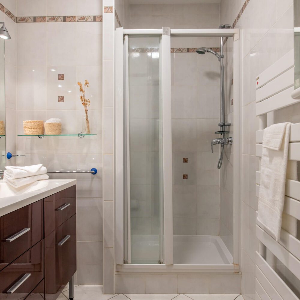 Salle de douche avec double lavabo. Appartement en vente à Paris 12, quartier Gare de Lyon, Aligre.