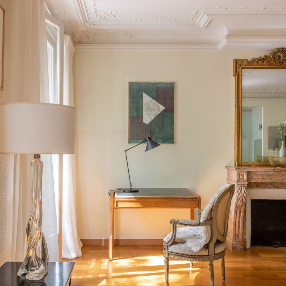 Très belle lumière sur le bureau et la cheminée du salon de l'appartement. Vente assurée par l'agence Immobiliere 21juin.