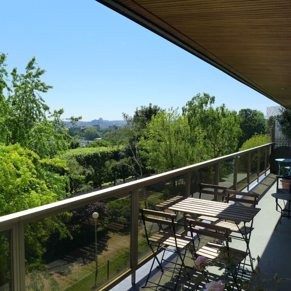 Vue du balcon dégagée sur l'extérieur. appartement familiale en vente à Saint-Cloud par 21juin.immo
