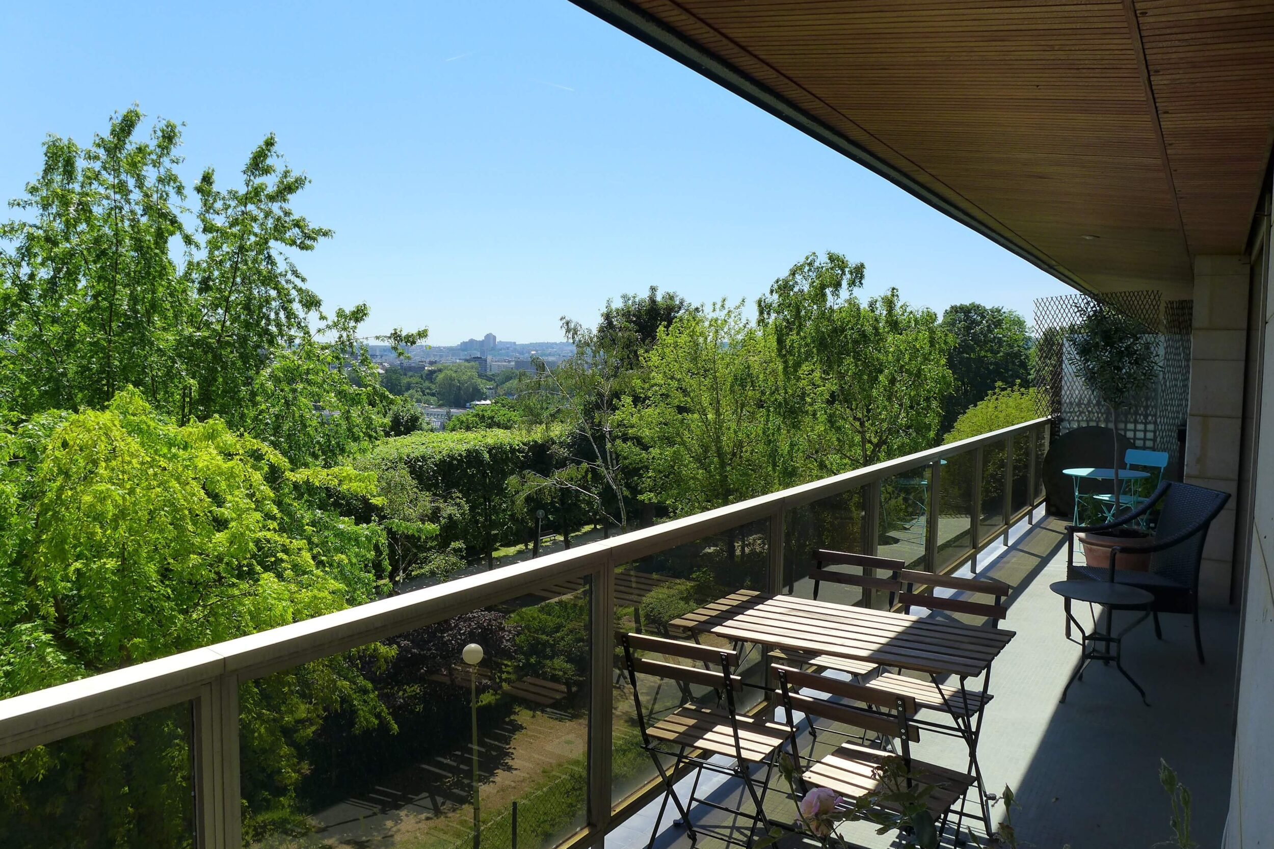 Vue du balcon dégagée sur l'extérieur. appartement familiale en vente à Saint-Cloud par 21juin.immo