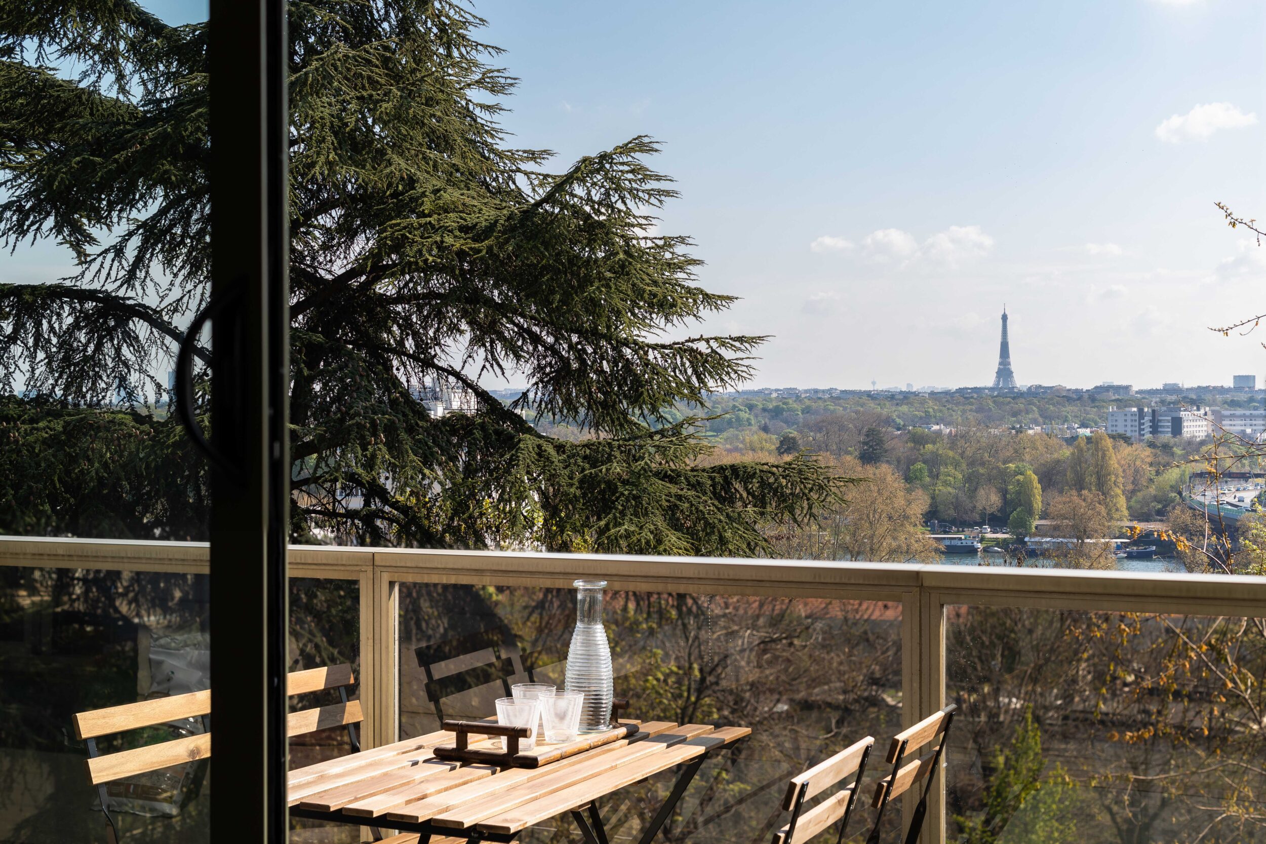 appartement sur les coteaux de saint cloud. Zoom sur le balcon terrasse avec le grand cèdre et la Tour Eiffel à Paris. Patrice Juin, 21juin.immo