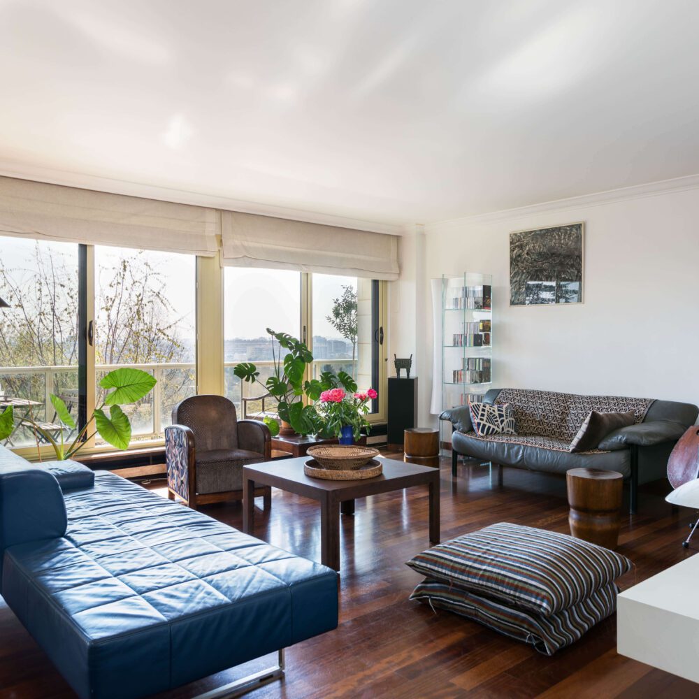 le large salon ouvrant sur un grand balcon terrasse par les baies vitrées. Appartement en vente. immobilière 21juin