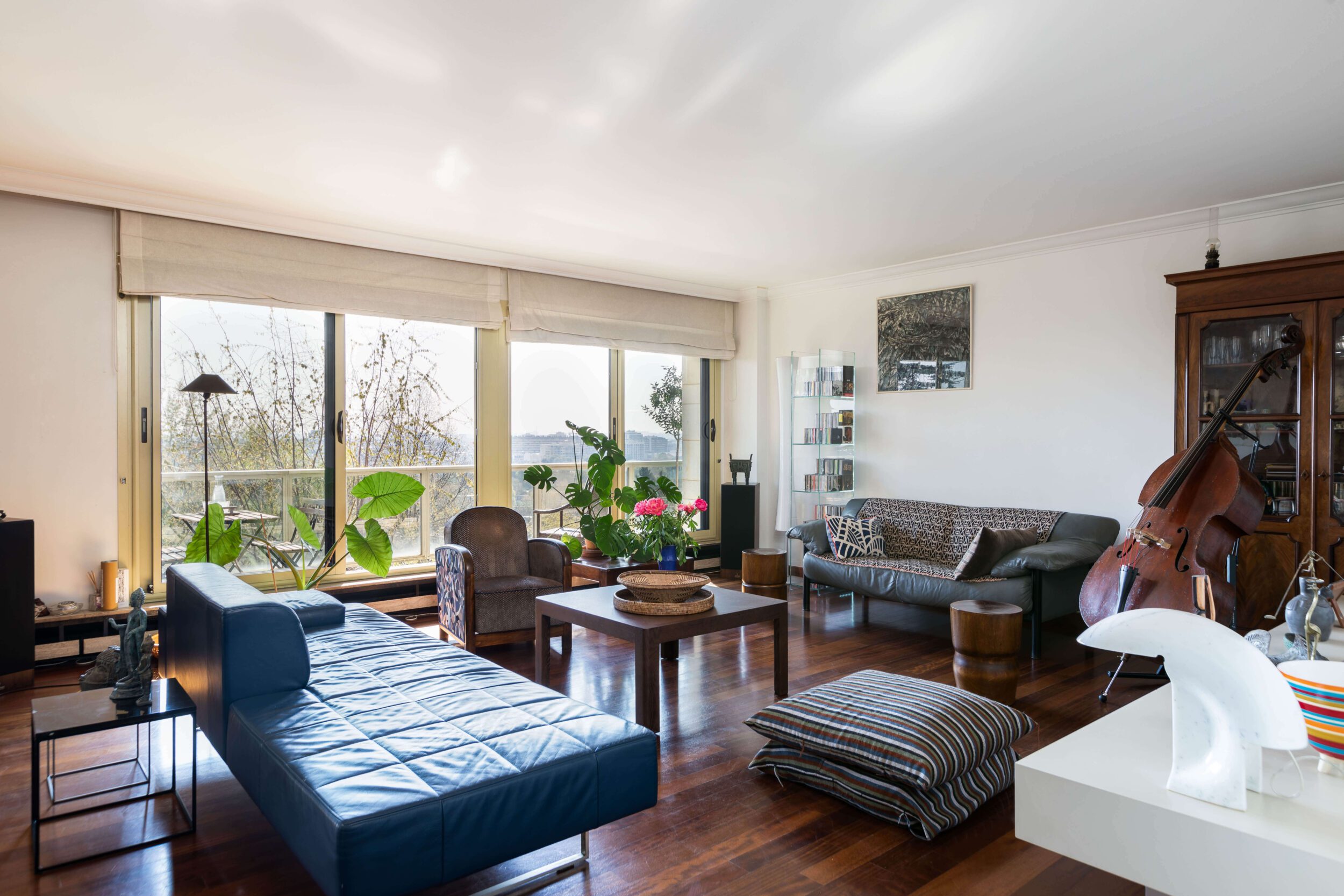 le large salon ouvrant sur un grand balcon terrasse par les baies vitrées. Appartement en vente. immobilière 21juin