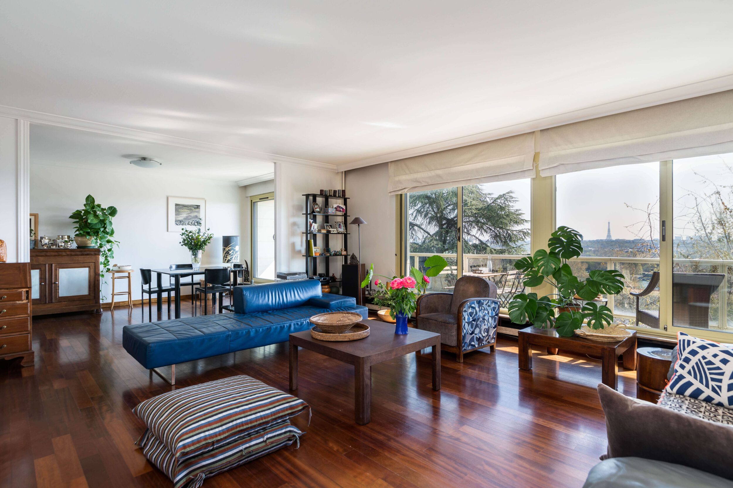 la très belle réception ouvrant totalement sur l'extérieur et son large balcon terrasse. Dans saint-Cloud centre avec une vue panoramique sur Paris et la Tour Eiffel. Agence Immobilière 21JUIN
