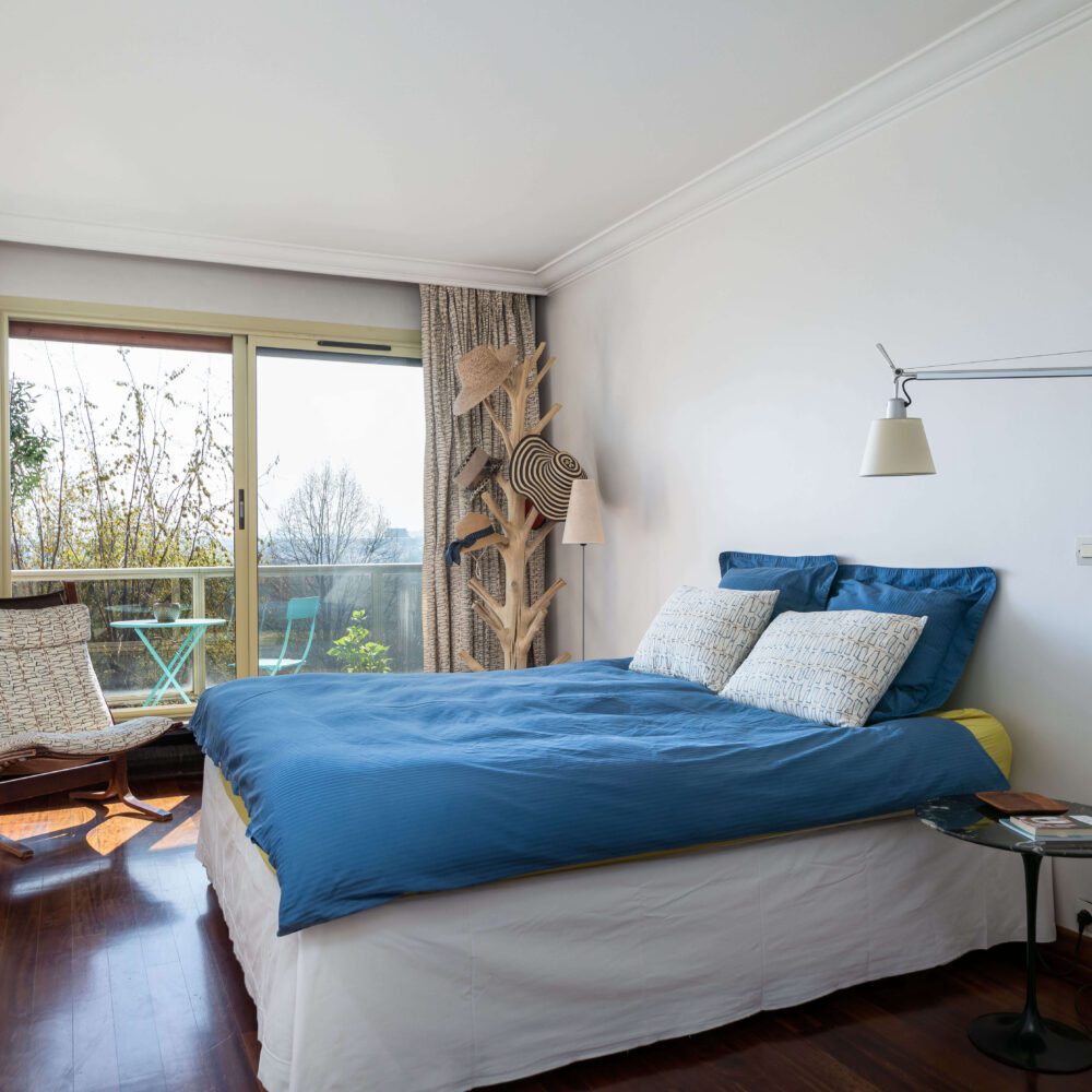 Chambre de la suite parental avec dressing et salle de bain, dans un appartement en vente à Saint-Cloud. 21juin.immo