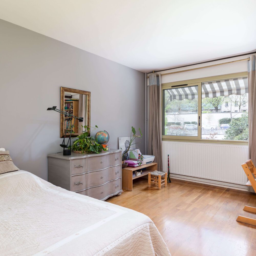 deuxième chambre sur les quatre que compte l'appartement avec balcon terrasse en vente à saint-cloud. 21juin.immo