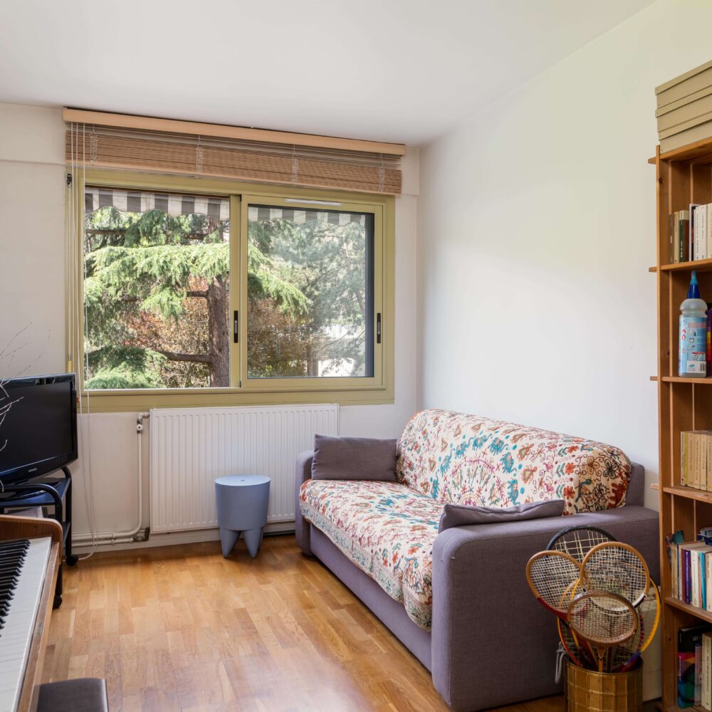 bureau, salon de musique ou chambre d'ami pour cette quatrième chambre de l'appartement avec balcon terrasse. En vente à saint cloud par Immobilière 21juin