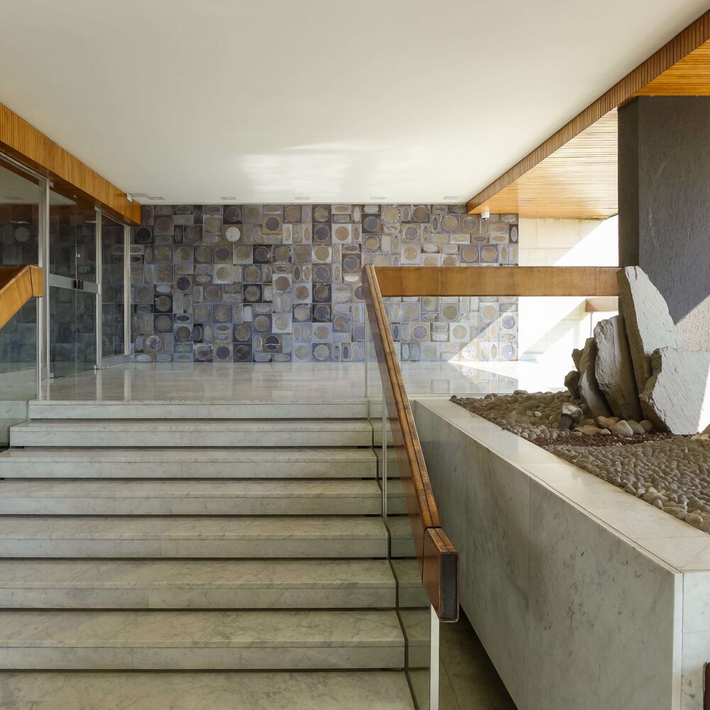 Détail architectural du hall de l'immeuble. Appartement avec terrasse et vue panoramique sur Paris et la Tour Eiffel. Patrice JUIN, Agence Immobilière 21JUIN.