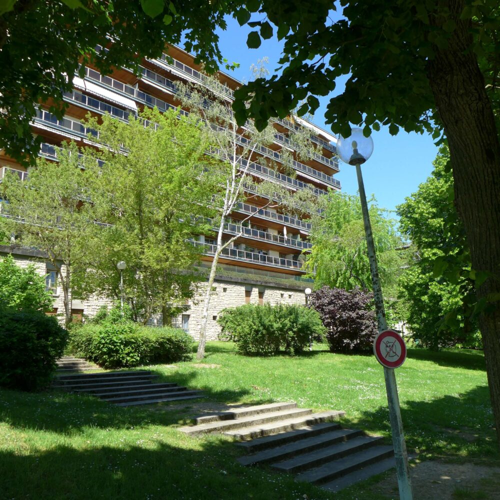 Vue en contre bas de l'immeuble du parc de Béarn. Vente d'un appartement avec balcon terasse avec vue sur Paris. 21juin.immo