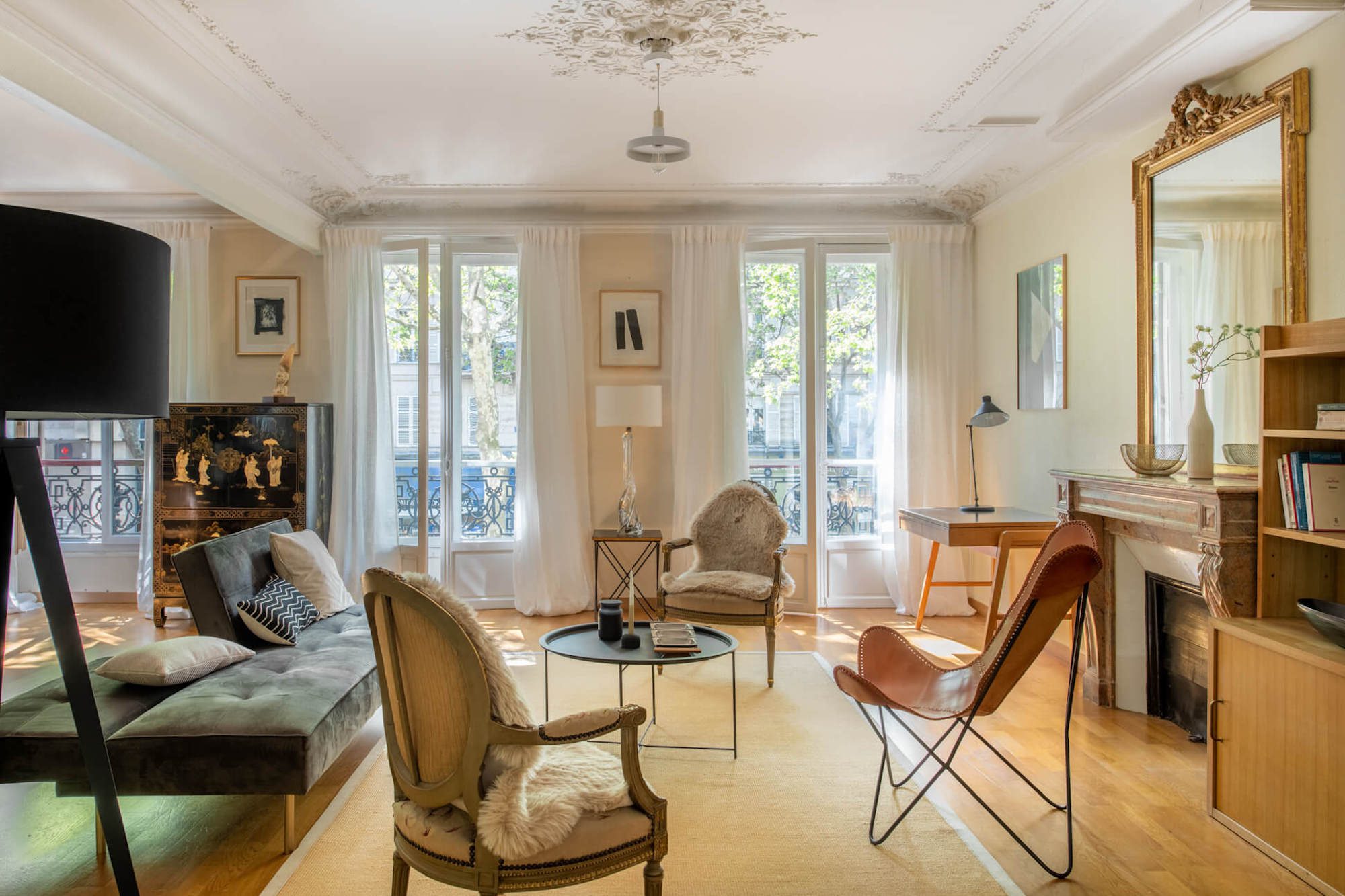 vente de l'appartement de la rue de Lyon à Paris 12, vue du salon depuis la double porte de l'entrée