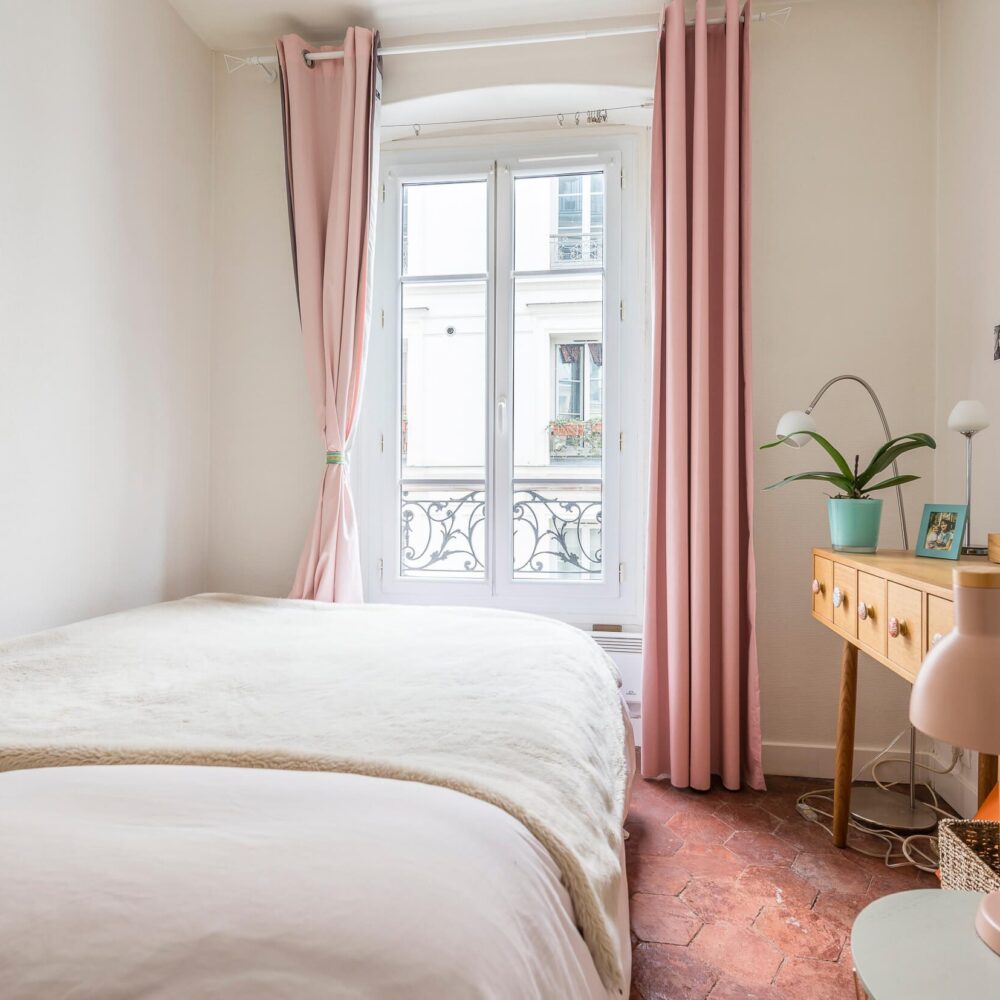 chambre du deux pièce de la rue vaucouleurs à Paris 11. bien en vente par l'agence immobilière 21juin.