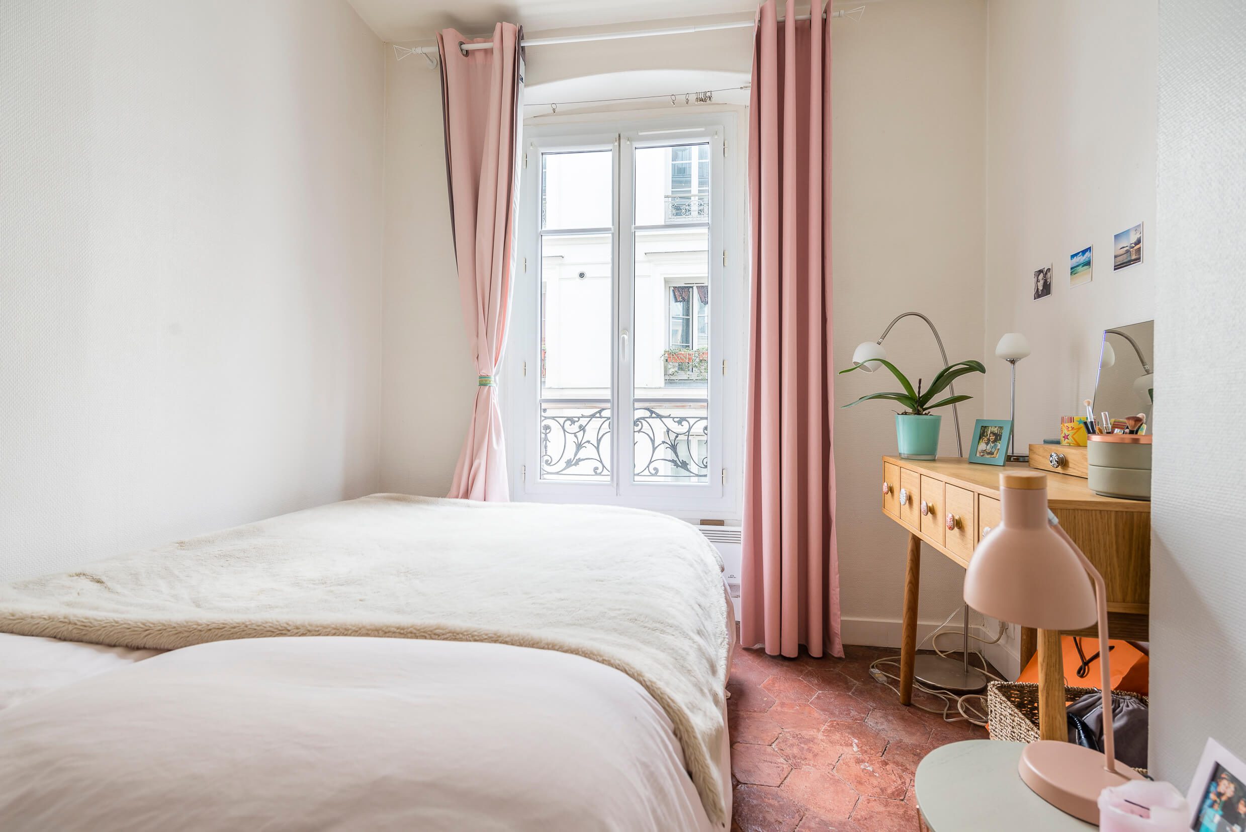 chambre du deux pièce de la rue vaucouleurs à Paris 11. bien en vente par l'agence immobilière 21juin.